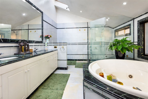 Casa En Arriendo De 7 Dorm. En Las Condes