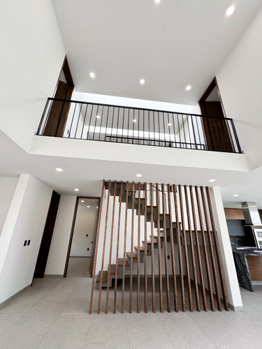 Amplia Casa De Lujo En Venta En Residencial Bajío Hábitat