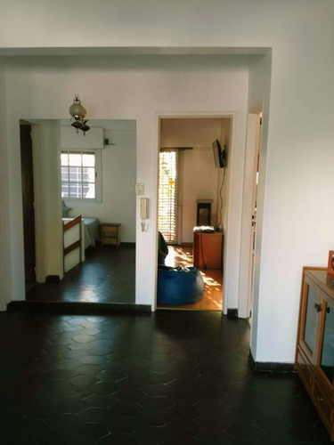 En Venta Hermosa Casa 4 Ambientes Con Cochera 2 Autos, Fondo Libre Y Quincho En Wilde Centro.