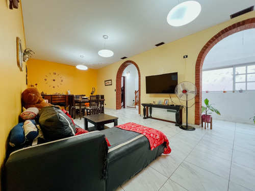 Imagen 5 de 16 de Espectacular Casa En Venta En Banfield Oeste Con 6 Amb, Parque Y Piscina