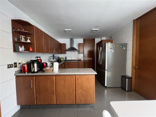 Casa En Venta De 5 Dorm. En Lo Barnechea