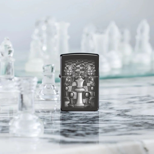 Isqueiro Zippo Preto Brilhante com Peças de Xadrez