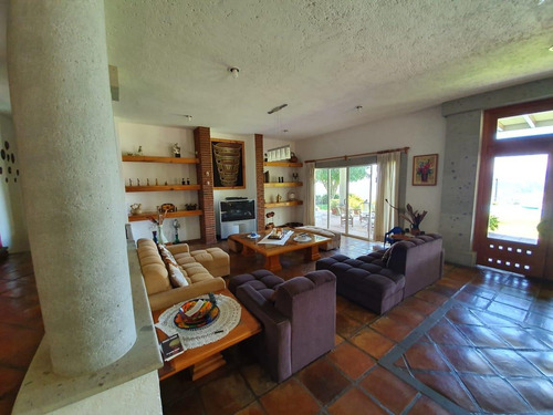 Venta Casa Las Lomas De Dimensiones Monumentales. Alberca Climatizada Y Jardín Plano Con Vistas Espectaculares Y Todos Los Servicios En Fracc Rancho San Diego Ixtapan De La Sal Edomex