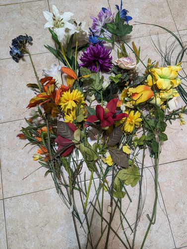 Flores De Plástico Usadas Para Adorno - Ramo Con Variedad