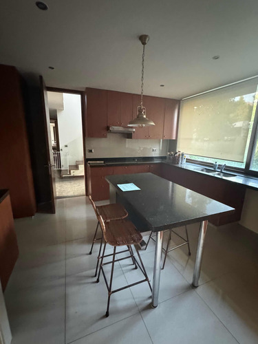 Casa 5 Dormitorios, 5 Baños, Sala De Estar. Excelente Estado