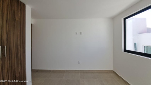 Casa En Venta En El Refugio Querétaro. Sr