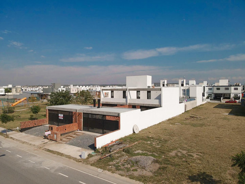 Casa En Venta 3 Dormitorios En Docta - Barrio Cerrado - No Es Apto Bancor