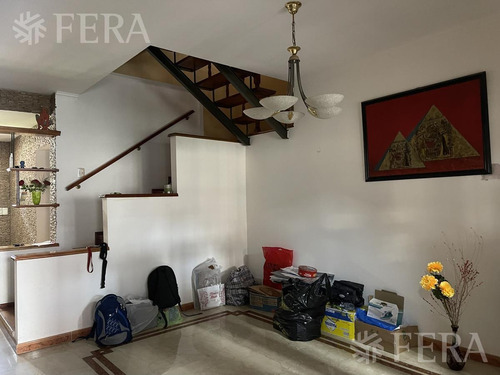 Imagen 2 de 17 de Venta Casa 4 Ambientes Con Jardín, Cochera, Quincho Y Fondo Libre Con Piscina En Wilde (30086)