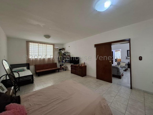 En Venta Amplia Y Hermosa Casa Con Apartamento En El Limon Db 25-4638