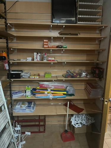 Se Vende Instalaciones Completas Y Mercaderia En Stock - No Fondo De Comercio.