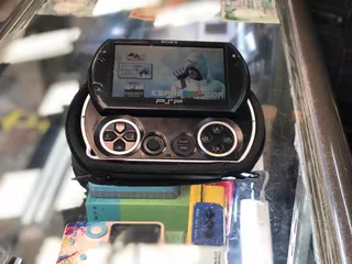 Psp Go 16 Gb + Cargador Y Estuche