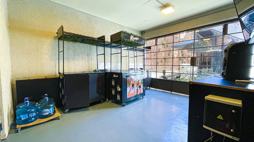 Venta Local Comercial Industrial + 2 Monoambientes