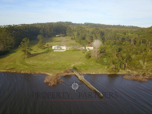 Imagen 1 de 16 de Mansión Con 140 Mts De Costa Sobre Laguna Del Sauce