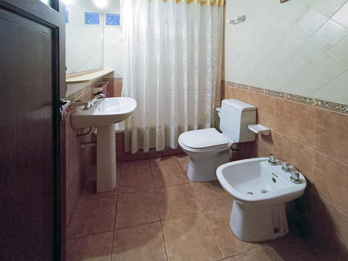 Venta / Permuta- Casa - 4 Dormitorios - Estudio, Quincho, Parrillero, Piscina - Abasto, Rosario.