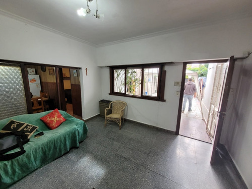 Imagen 10 de 12 de Muy Buena Y Amplia Casa En Muy Lindo Barrio De 3 Ambientes Con Parque Y Cochera