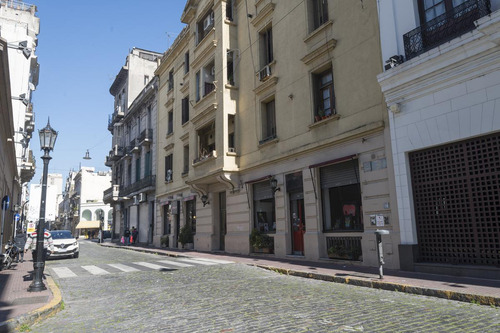 Local Con Vivienda. En Casco Histórico. Ideal Para Renta.
