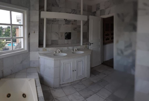 Casa À Venda No Alphaville Residencial 10 Com 4 Suítes - Cnc1466