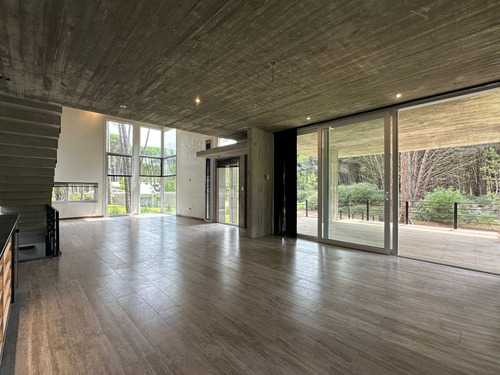 Departamento En Venta - 4 Dormitorios 2 Baños - 1.117mts2 - Carilo