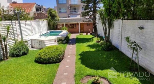 Hermosa Casa De 3 Pisos Con Jardín Y Pileta!