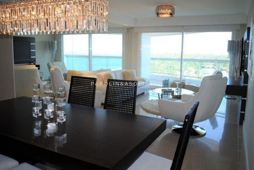 Departamento De 2 Dormitorios En Torre Aquarela, Mansa, Punta Del Este-ref:32