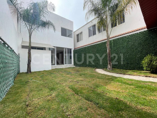 Venta De Casa, 3 Recamaras Con Closet, 3 Baños, Amplio Jardín Con Terraza