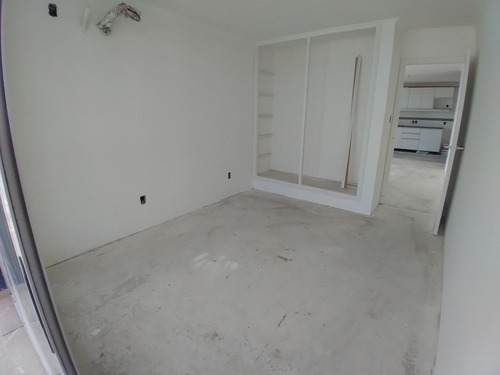 Un Dormitorio En Venta. Vistas Abiertas