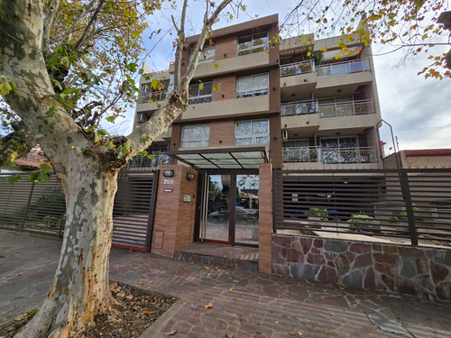 Departamento Con Balcón Y Cochera En Venta -villa Sarmiento