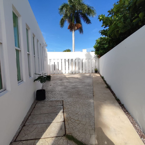 Imagen 15 de 26 de Casa En Renta De Una Sola Planta Con Alberca Zona Norte Meri