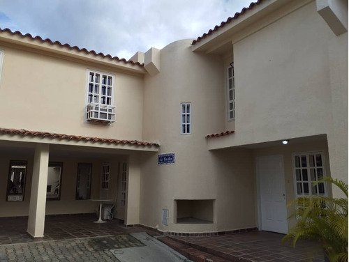 Venta De Town House Ubicado En El Rincón De Mañongo - Inmobiliaria Maggi 1700