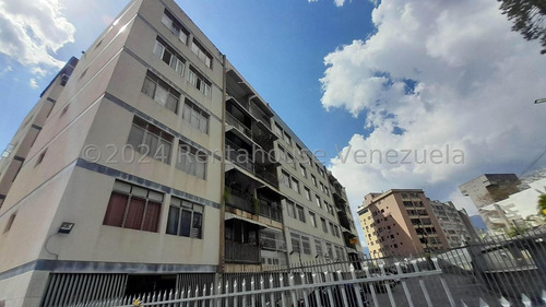 Hernoso Apartamento Totalmente Remodelado En Los Chaguaramos, Codg Mas 25-16702