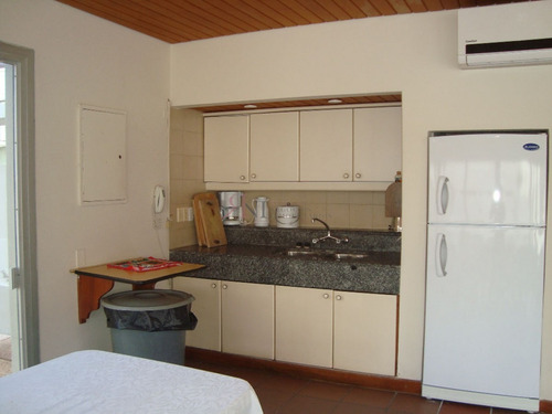 Cerca De La Zona Del Puerto Con Amplio Living Comedor- Ref: 5707