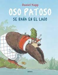 Oso Patoso Se Bana En El Lago