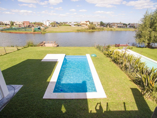 Imagen 16 de 17 de Casa En Alquiler Barrio Canton Norte Estilo Moderno Con Jardín, Pileta Y Laguna
