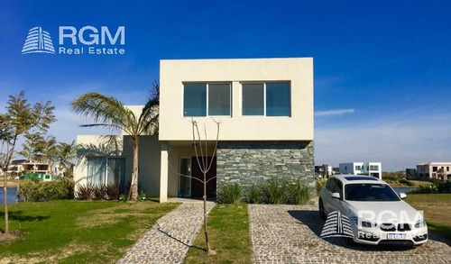 Imagen 1 de 19 de Venta De Casa Al Lago Barrio Castaños