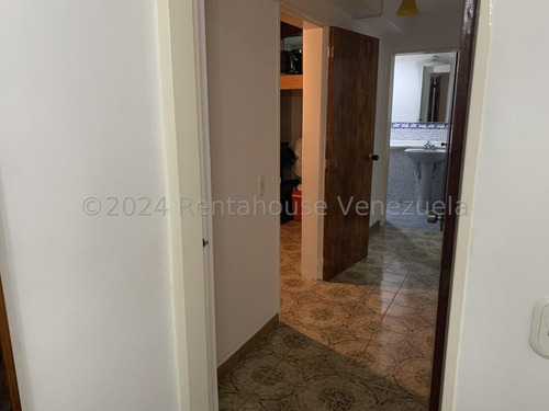 Interesante Apartamento De Un Área Total De 248,28, Distribuidos En Tres Ambientes, Áreas Sociales Y Habitaciones De 101,83 Y 146,45 De Terraza Y Jardín. Esta En Chacao