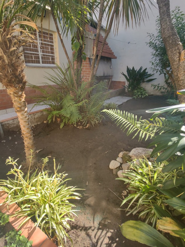 Oportunidad - Venta Casa 3 Ambientes Con Patio Y Cochera Grande - 190 M2 - Parrilla Y Quincho - Listo Para Mudarte- Villa Dominico, Avellaneda, Buenos Aires.
