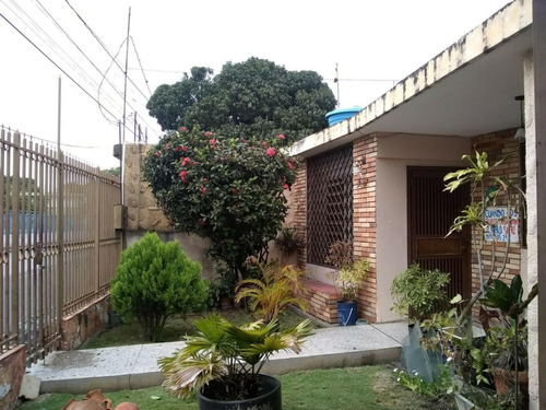  Arnaldo  López Vende  Amplia Casa En  Centro-oeste,  Barquisimeto  Lara, Venezuela.   3 Dormitorios  3 Baños  344 M² 