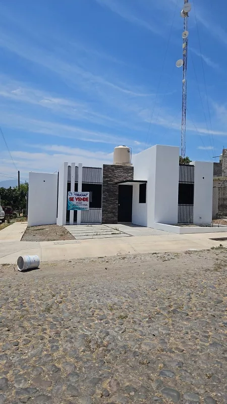 Casa De 2 Recámaras Una Con Baño, Sala, Comedor, Cocina