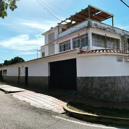 Planta Baja De Quinta En Playa Grande.