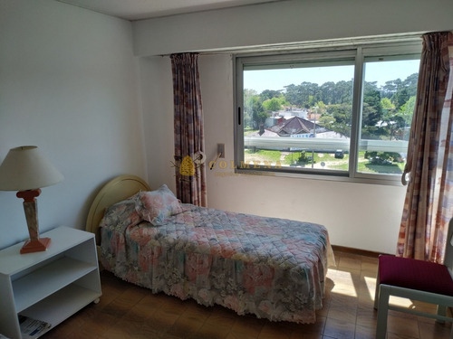 Apartamento 2 Dormitorios En Roosevelt Con Servicios!- Ref: 2981
