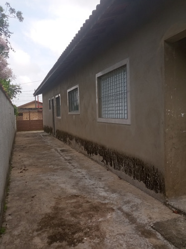 Casa 2 Dormitórios Em Bairro Residencial, Próximo A Comércios, Escolas, Transportes E Muito Mais!