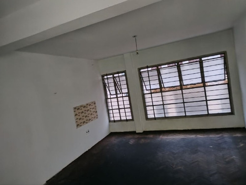 Mas Barato Que Un Auto, Apartamento Con Destino Exclusivo A Estudio- Comercio, Baño De Uso Común Con Otra Unidad.