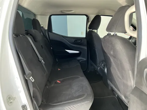 Nissan NP300 2.4 Doble Cabina Se Aa Pack Seg Mt
