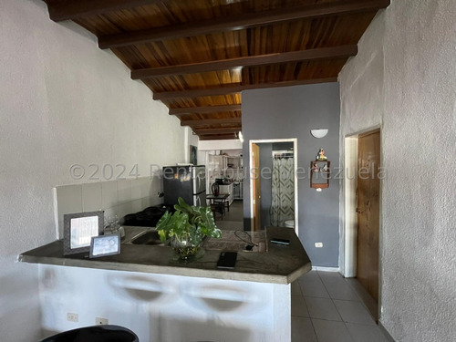 Raiza Suárez Vende Hermosa Casa Ubicada En La Parroquia El Cuji 2 4 1 9 8 7 5 Posee 4 Haitaciones, 2 Baños, 2 Puestos De Estacionamiento, Tanque Subterráneo De 2 Mil Litros, Seguridad Las 24 Hor