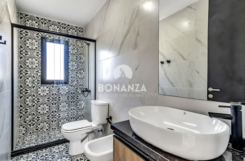 Casa En Venta A 50 Metros De La Playa. Piriápolis - Punta Colorada. Piscina 3 Dormitorios, 3 Baños