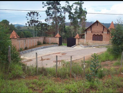 Sítio 3 Hectares Com Nascente, 2 Casas E 3 Chalés