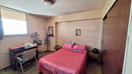Apartamento En Venta En El Centro Maracay 25-580 Irrr