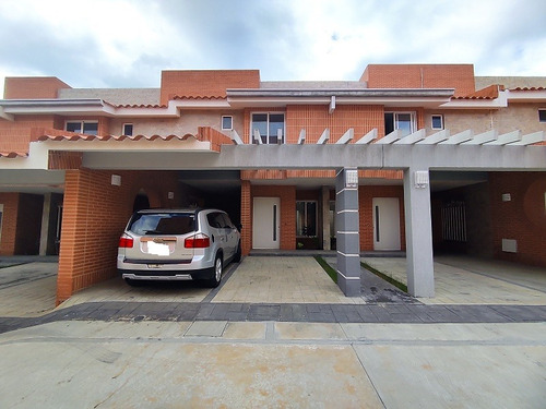 Se Vende Townhouse En Valencia, Urb. Valles De Camoruco., Y.l.