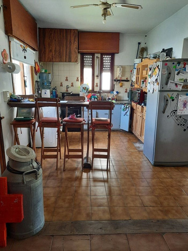 3 Casas En Una Frente A Plaza Y A Pasos De La Laguna. Apta Vivienda Y Dependencias Para Alquilar