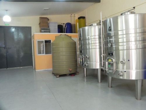 Bodega En Venta - 9 Dormitorios 4 Baños - Cocheras - 85.039mts2 - San Rafael, Mendoza